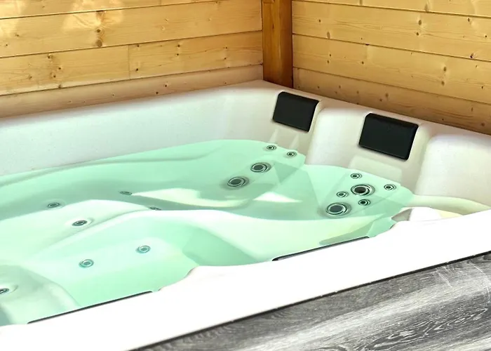 Деревянный коттедж La Cle De L Insolite *